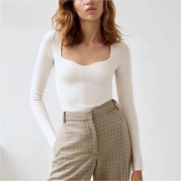 Aritzia Tuscany sweater in colour Camel in XS - Picture 5 of 5